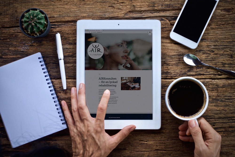 people-using-laptop-and-drinking-coffee_t20_6lvkyL_2