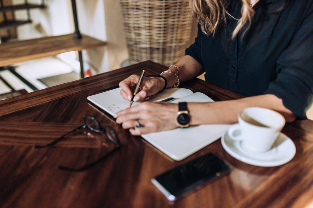 woman-writing-in-coffee-shop_t20_gRlnva-1024×682